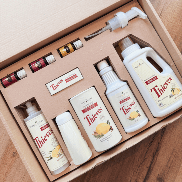 Thieves schoonmaakpakket van young living met natuurlijke reinigingsproducten, ideaal voor een gezond en low-tox huishouden in België.